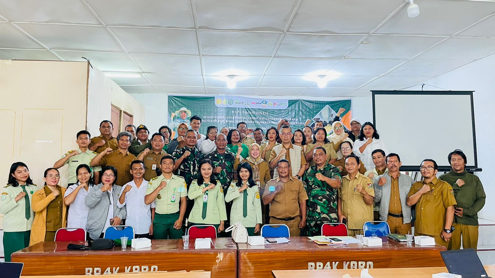 Kementerian Pertanian melalui Politeknik Pembangunan Pertanian (Polbangtan) Medan menggelar rapat koordinasi dengan Dinas Pertanian serta Kodim 0205 Karo untuk mempercepat program Kementan yaitu Perluasan Areal Tanam (PAT), di Kabupaten Karo, Selasa (15/10/2024).