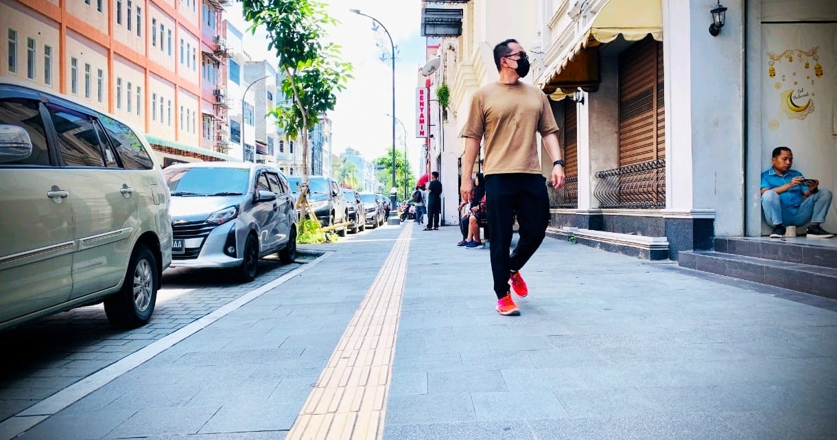 Pasca Rehabilitasi Trotoar, Pejalan Kaki Kini Merasa Lebih Aman & Nyaman