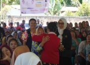 Dibantu Biaya Umrah, Mak Rupik Menangis Di Pelukan Ny Ratnawati RHS