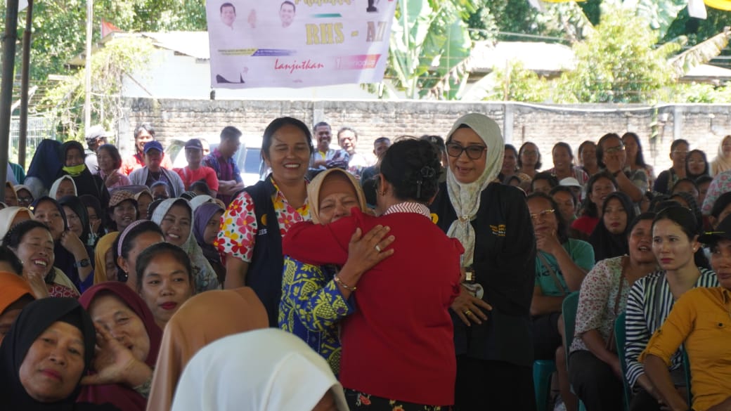 Dibantu Biaya Umrah, Mak Rupik Menangis Di Pelukan Ny Ratnawati RHS