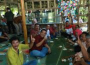 Seru, Radiapoh Makan Beralaskan Daun Pisang Bersama Tim Pemenangan RHS-AZI