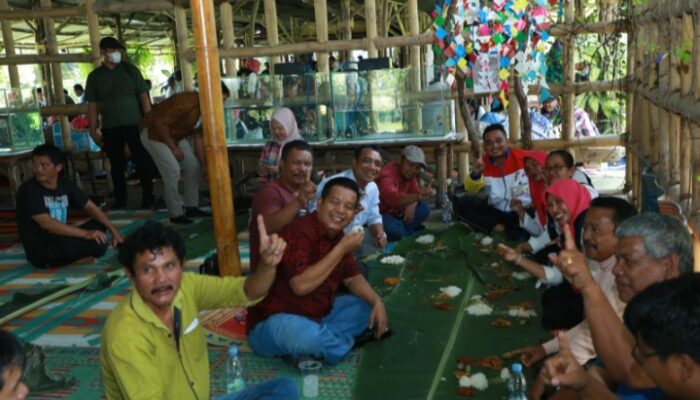 Seru, Radiapoh Makan Beralaskan Daun Pisang Bersama Tim Pemenangan RHS-AZI