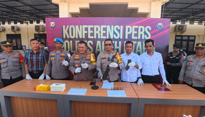 Demi Amannya Pilkada, Warga Serahkan AK-56 Dan FN Ke Polisi