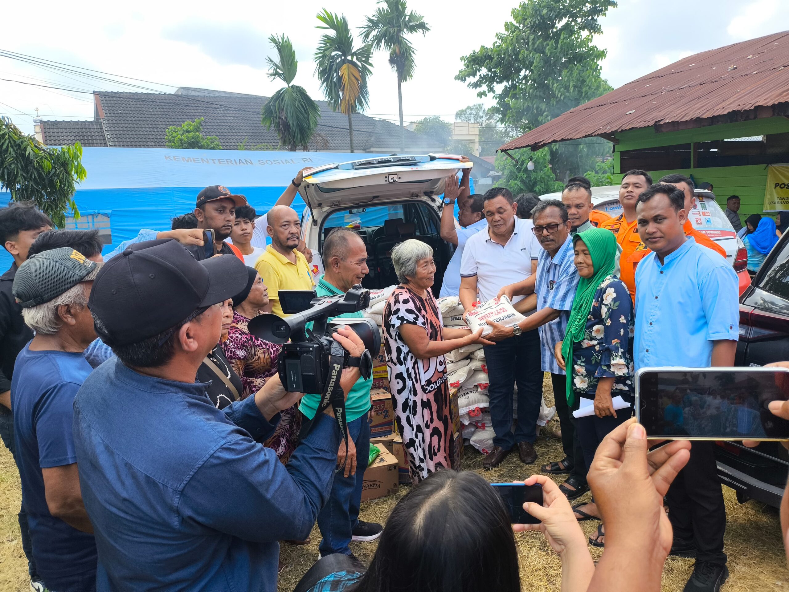 Anggota DPRD Deliserdang M. Dahnil Ginting Bantu Korban Kebakaran