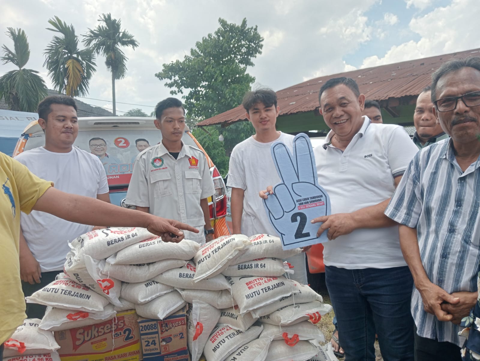Anggota DPRD Deliserdang M. Dahnil Ginting Bantu Korban Kebakaran