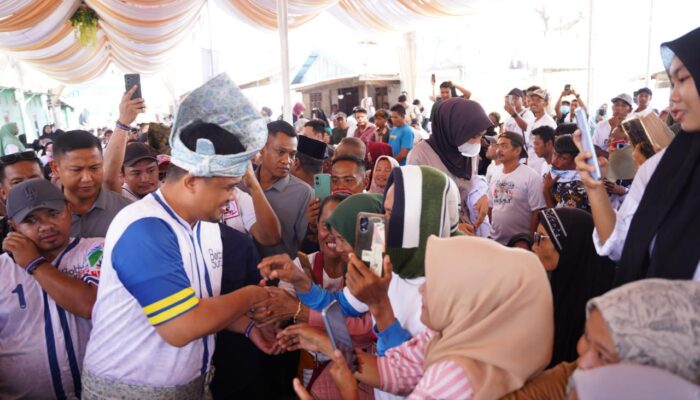 Emak-emak Di Pesisir Labuhanbatu Curhat Ke Bobby Nasution: Jalan Rusak Bikin Ibu Hamil Sulit Bersalin