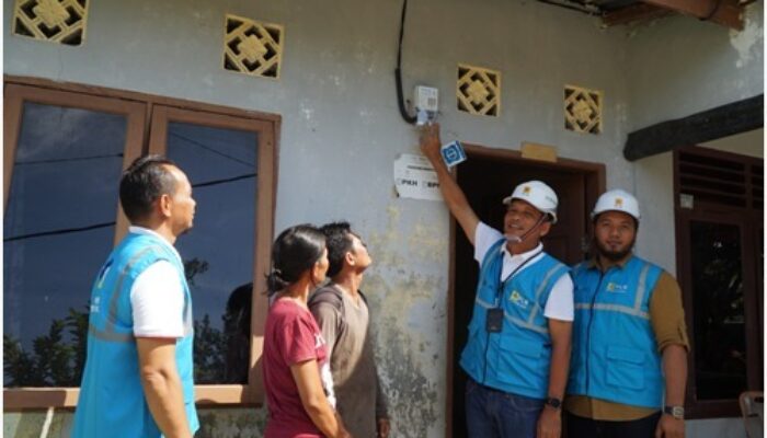 Nyalakan Mimpi Keluarga Prasejahtera, Insan PLN Beri Bantuan Pemasangan Listrik Gratis