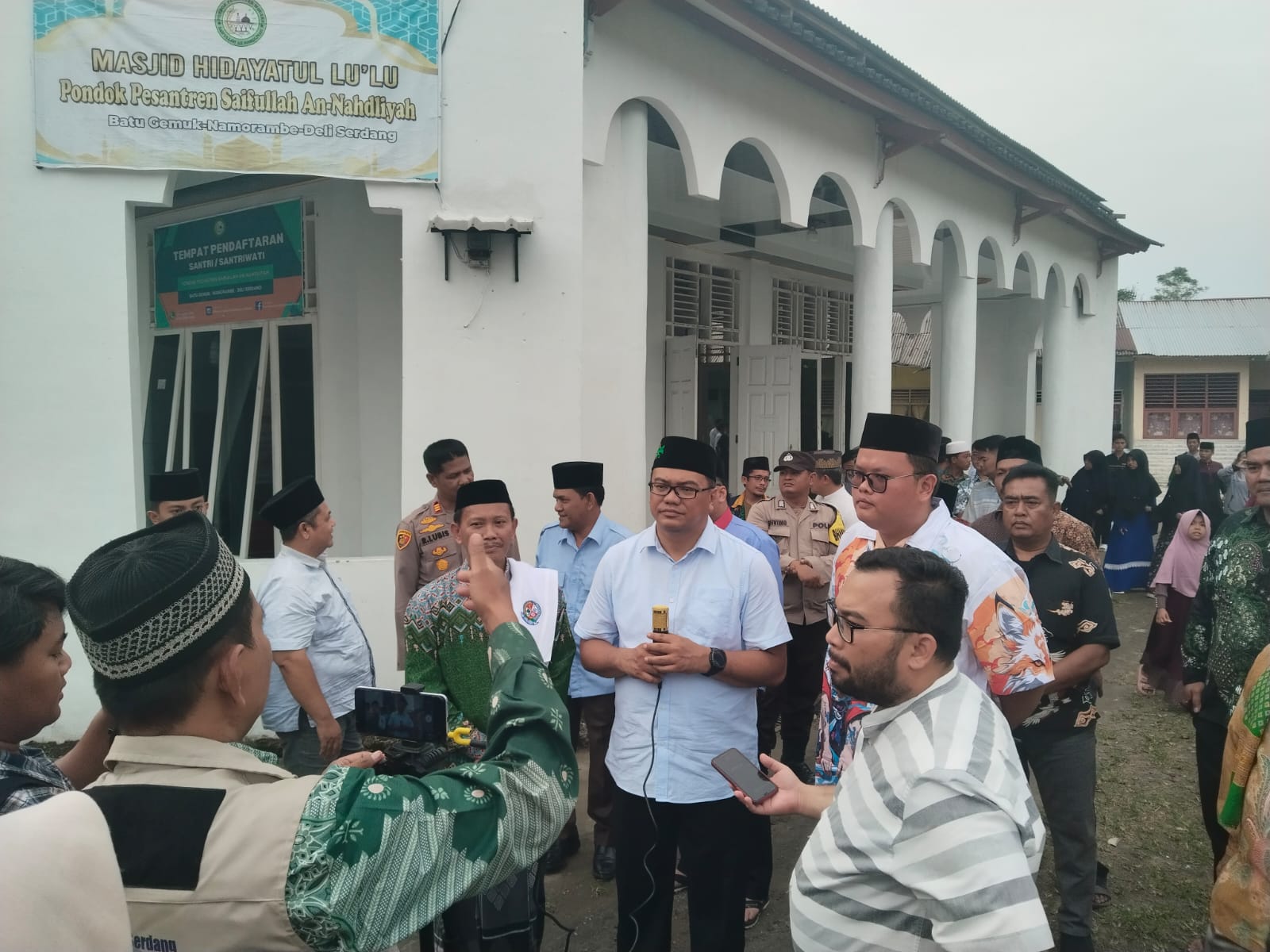 Asri Ludin Tambunan Motivasi Santri Pola Hidup Sehat
