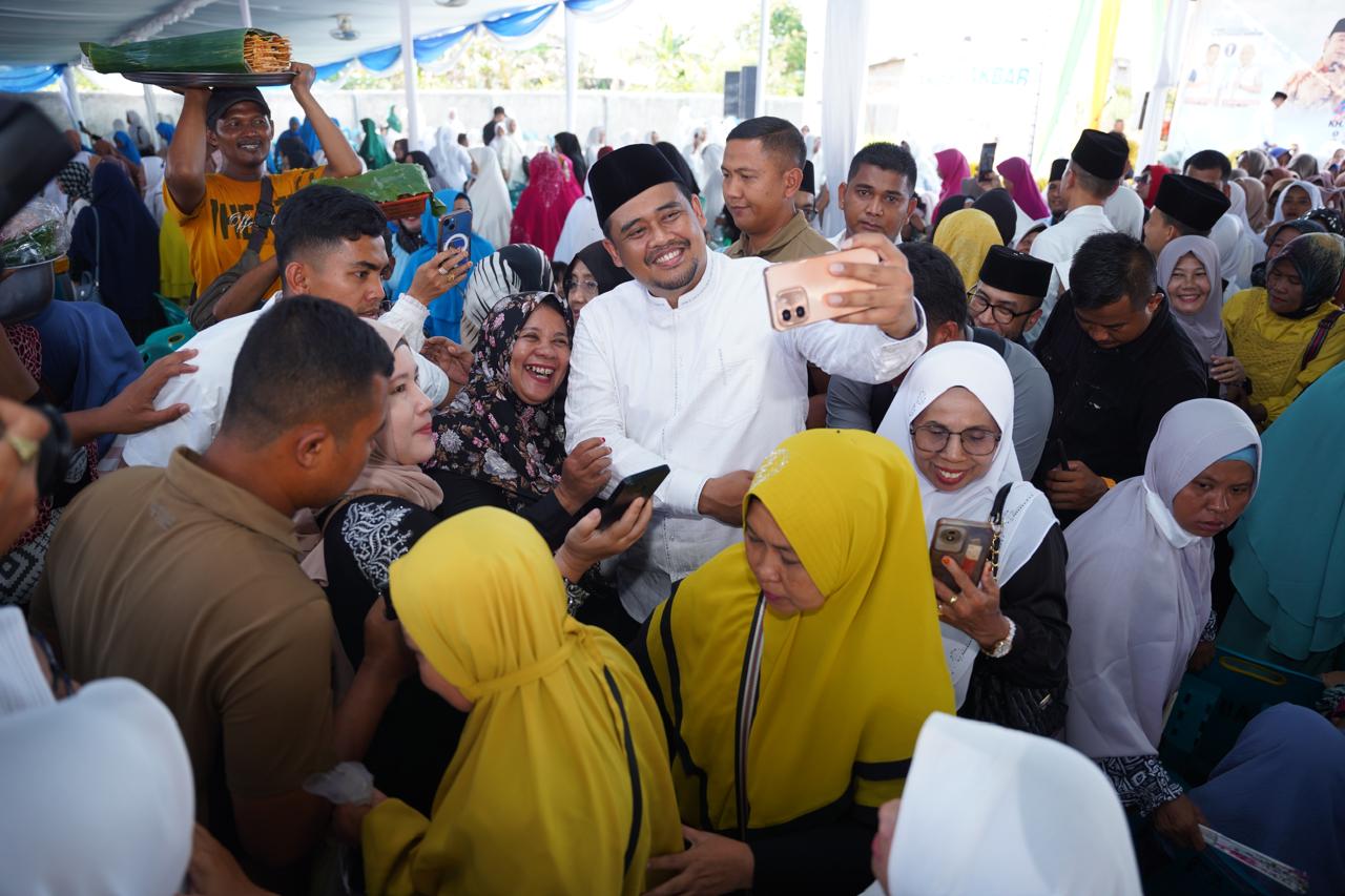 CALON Gubernur Sumatera Utara Bobby Nasution nomor urut 1 berfoto bersama masyarakat yang bergabung dalam Badan Komunikasi Pemuda Remaja Masjid Indonesia (BKPRMI) pada acara tabligh akbar di Jalan Seroja, Kec. Medan Sunggal, Kamis (24/10) siang. Waspada/ist