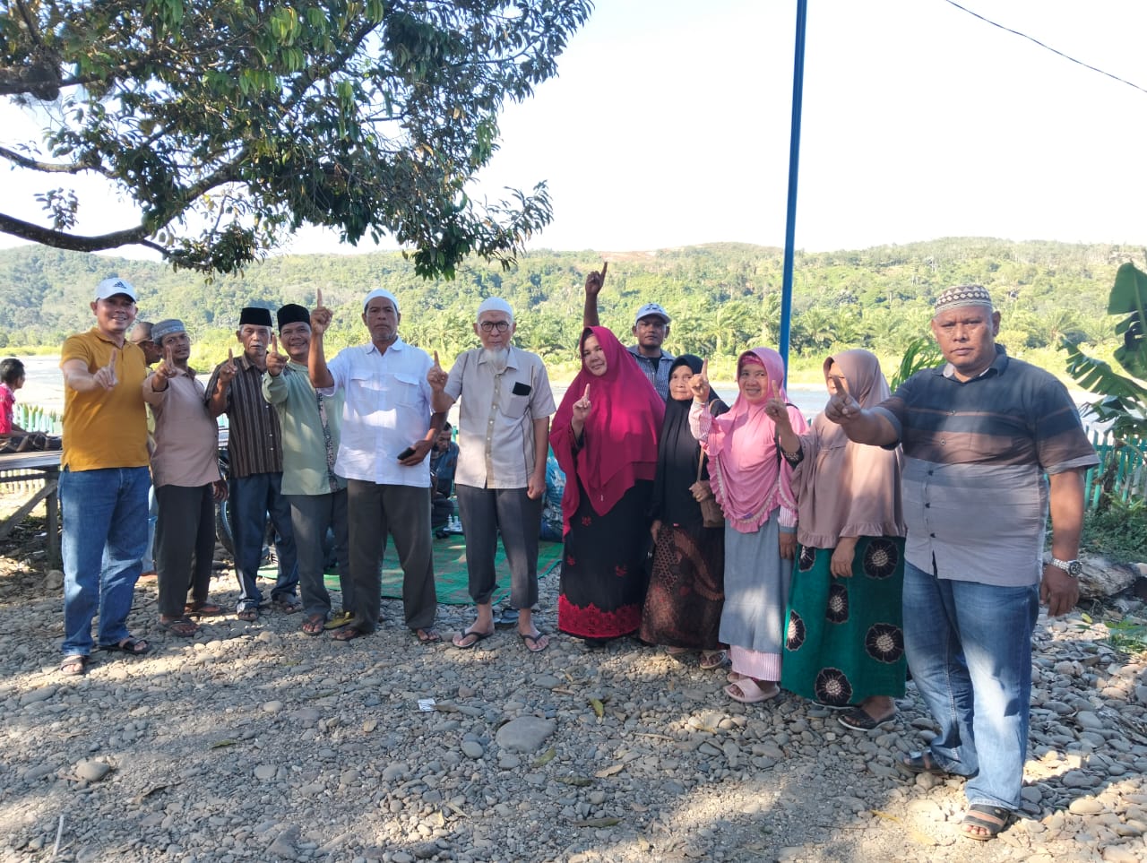 Ir. H. Elizar Hamonangan Daulay, salah satu tokoh pejuang pemekaran saat pulang kampung ke desa Matondang membakar semangat warga untuk memenangkan pasangan calon Bupati nomor 1, PMA - AFN. Waspada/Ist