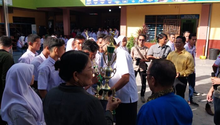 Ketum KONI Deliserdang Dr Asri Ludin Tambunan Dan Siswa Berprestasi