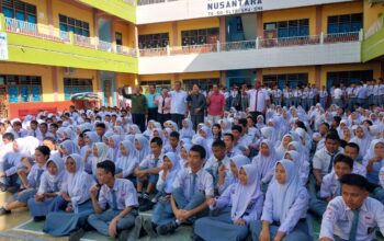 Ketua Umum KONI Deliserdang, Dr. Asri Ludin Tambunan Foto Bersama Dengan Perguruan SMA Nusantara