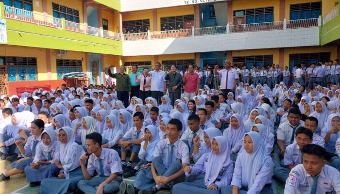 Ketua Umum KONI Deliserdang, Dr. Asri Ludin Tambunan Foto Bersama Dengan Perguruan SMA Nusantara