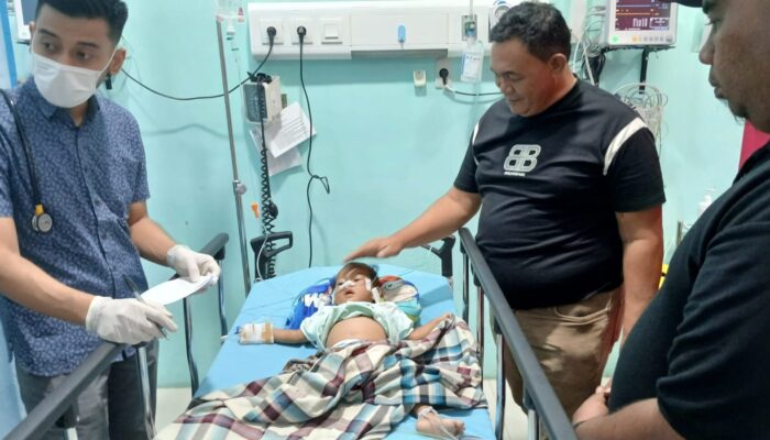Dapat Laporan Warga Sakit, Anggota DPRD Deliserdang Jenguk Dan Bantu Biaya Rumah Sakit
