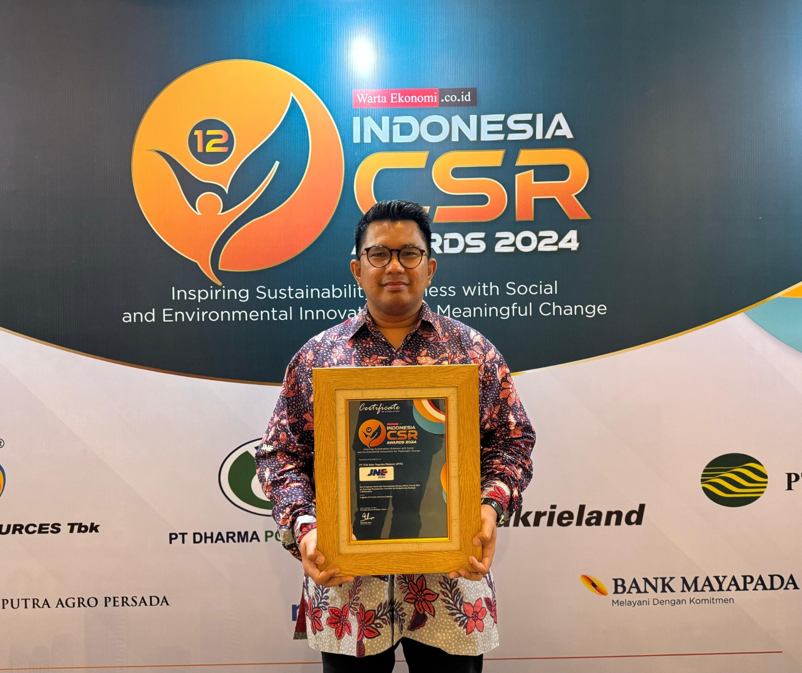 KURNIA Nugraha selaku Media Communication Dept Head JNE saat menerima penghargaan. Waspada/ist