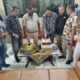 PEMIMPIN Redaksi Hendra DS (empat kanan) dan jajaran memotong kue di HUT ke-5 Waspada.id di Kantor Bumi Warta Waspada, Jl Brigjen Katamso No 1 Medan, Kamis (25/10). Waspada/Ist