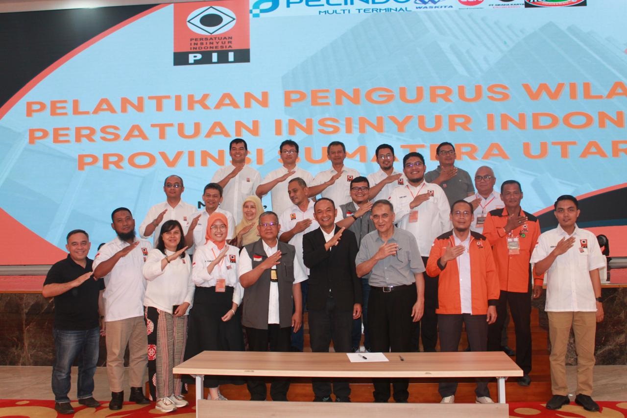 Insinyur dari berbagai cabang PII di Sumatera Utara, foto bersama usai acara musyawarah Cabang (Muscab) dan Musyawarah Wilayah (Muswil) serta pelantikan PII wilayah dan cabang se Sumut di Aula Raja Inal Siregar, Komplek Kantor Gubernur Sumatera Utara, Sabtu (5/10).
