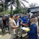 PUTRA Mahkota Alam disambut dengan kalungan bunga saat menghadiri acara dekorasi dukungan AMPI Palas, kepada pasangan PMA - AFN, Sabtu (12/10).Waspada /Ist