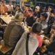 CALON Wakil Wali Kota Medan nomor urut 3, Yasyir Ridho Loebis bertemu dan berdiskusi dengan puluhan anak muda dan aktivis di Readone Coffee, lingkungan 30, Kelurahan Rengas Pulau, Kecamatan Medan Marelan, Sabtu (5/10/2024), malam. Waspada/Ist