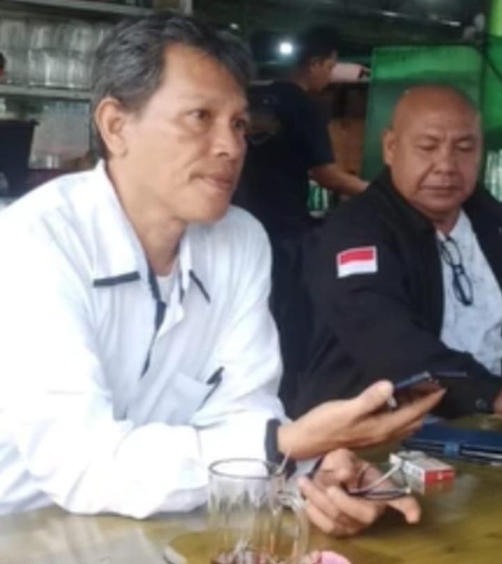 KETUA Appsindo Milenial Medan Dedi Harvisyahari (kiri) didampingi tokoh pedagang Guntur Limbong. Waspada/Ist