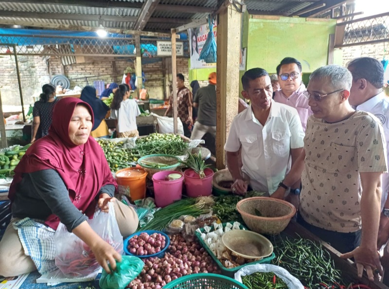 Suwarno, Mantan Dirut PUD Pasar Kota Medan Dampingi Yasyir Ridho Keliling Pasar Sentosa Baru