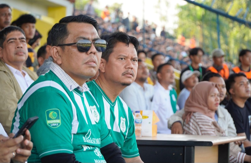 CALON walikota dan wakil walikota nomor urut 2 (dua) kompak nonton bareng (nobar) pertandingan Liga 2 Indonesia antara tuan rumah PSMS Medan kontra FC Bekasi City di Stadion Baharoeddin Siregar Lubuk Pakam, Rabu, (2/10/2024) sore. Waspada/ist