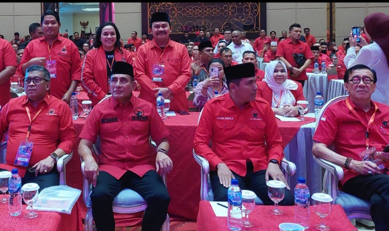 CALON Gubsu Edy Rahmayadi, bersama Calon Wagubsu Hasan Basri Sagala, bersama Sekjen DPP PDIP Hasto Kristiyanto, dan Yasona Laoly, saat menghadiri Rakerdasus PDIP di Hotel Adimulia, Medan. Waspada/Ist