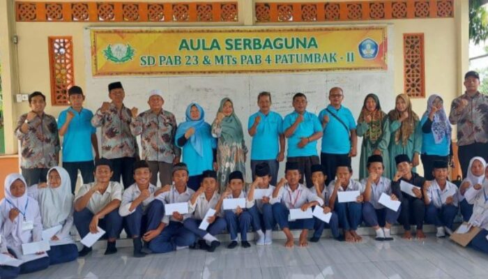 HUT I Forwamik Bagikan Tali Asih Untuk Siswa Kurang Mampu
