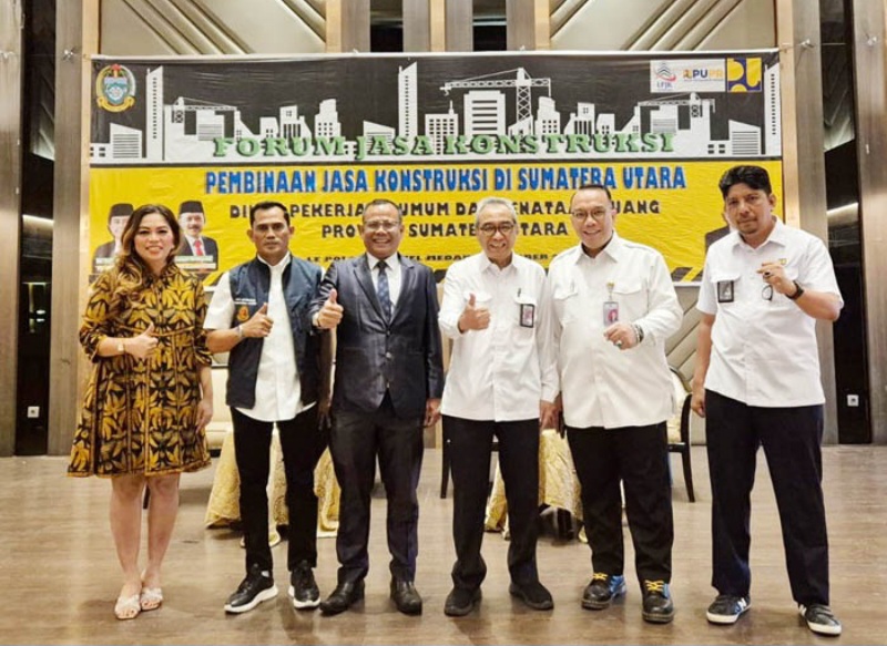 KETUA Umum DPN Appeknas Fandy Iood (3 dari kiri )dan Ketua Appeknas Sumut yang baru dilantik H Yusfik (2 dari kiri) foto bersama pengurus dan stakeholder Appeknas lainnya di Le Polonia, Medan, Selasa (8/10). Waspada/Ist