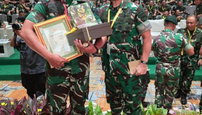 Dandim 0210/Tapanuli Utara Terima Piagam Penghargaan Prajurit Berprestasi