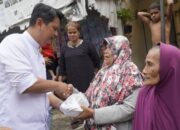 Peduli Warga Terdampak Banjir, Prof Ridha Janjikan Solusi Dan Bagikan Ratusan Nasi Kotak Ke Warga Kampung Aur