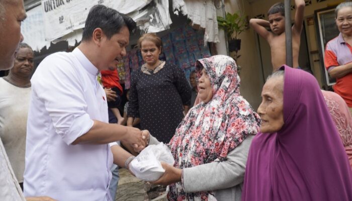 Peduli Warga Terdampak Banjir, Prof Ridha Janjikan Solusi Dan Bagikan Ratusan Nasi Kotak Ke Warga Kampung Aur