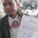 WAKIL Sekretaris Umum GAPAI Sumut Wisyral, memperlihatkan surat laporan pengaduan terhadap pengguna Akun Youtube Anak Batak Part 2 yang diduga menista Agama Islam, Senin (14/10). Waspada/Andi Aria Tirtayasa