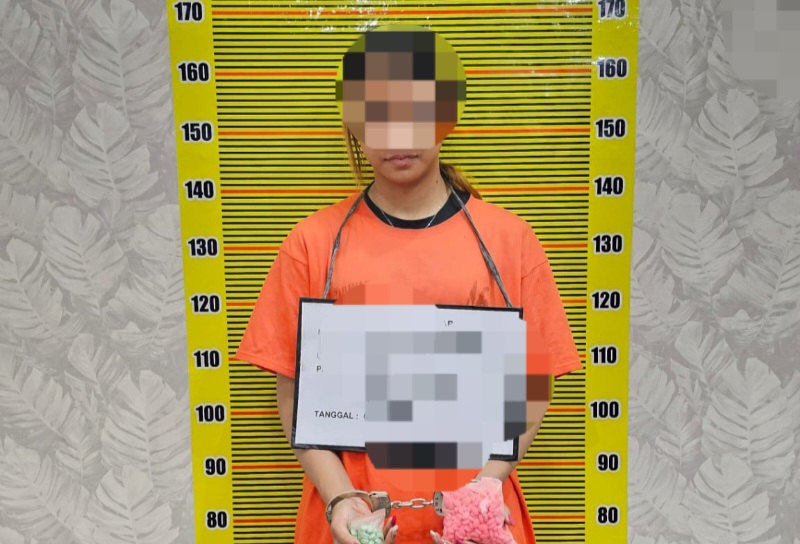 Wanita Muda Ditangkap Bawa Ratusan Butir Ekstasi