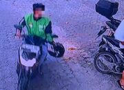 Pria Pakai Baju Gojek Curi Sepeda Motor di Pelataran Parkir Masjid