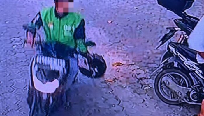 Pria Pakai Baju Gojek Curi Sepeda Motor di Pelataran Parkir Masjid