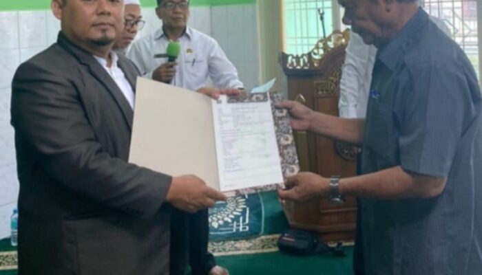 KUA Medan Amplas Serahkan Ikrar Wakaf Elektronik Untuk Masjid Al Muhajirin