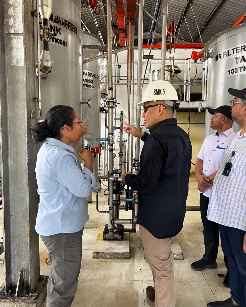 Dirut PTPN IV PalmCo Jatmiko Santosa saat berkunjung ke Pabrik Minyak Makan Merah di Pagar Merbau Sumatera Utara beberapa waktu lalu. PalmCo mengikuti rating ESG oleh S&P CSA dan mendapatkan skor 55 yang merupakan top 8% di Industri Food Product serta peringkat dua terbaik di Perusahaan Perkebunan Sawit di dunia. Waspada/ist