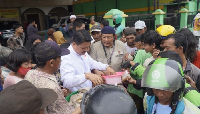 Bagikan Sarapan Gratis Ke Ratusan Warga, Prof Ridha: Peran Masjid Bukan Sekadar Ibadah