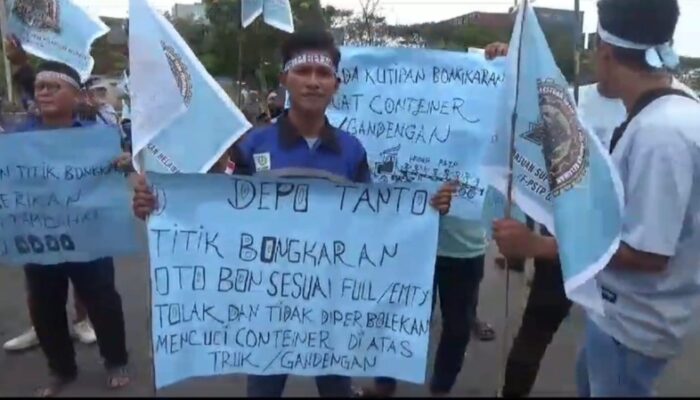 Tuntut Ongkos Bongkar, Supir Truk Kontainer Di Pelabuhan Belawan Blokir Pintu Utama Depo