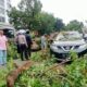 Pohon Mahoni Tumbang Timpa Mobil Dan Betor, Dua Orang Dilarikan Ke RS