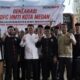 CALON walikota Medan nomor urut 2, Prof Ridha Dharmajaya (empat kiri), berfoto bersama Ketua DPW Himpunan Masyarakat Tabagsel Indonesia (HMTI) Sumut, Maramuda Ritonga dan jajaran di acara deklarasi dukungan HMTI terhadap pasangan BERANI (Bersama Ridha dan Rani) Minggu (27/10/2024). Waspada/ist