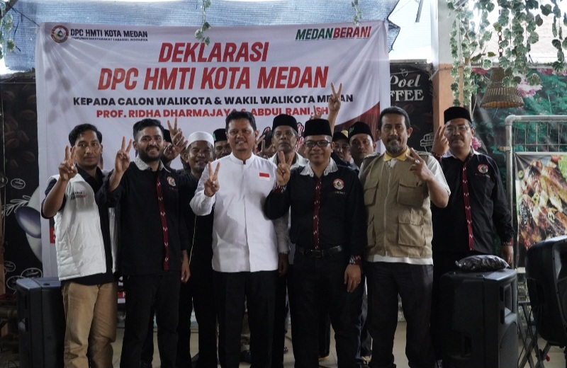 CALON walikota Medan nomor urut 2, Prof Ridha Dharmajaya (empat kiri), berfoto bersama Ketua DPW Himpunan Masyarakat Tabagsel Indonesia (HMTI) Sumut, Maramuda Ritonga dan jajaran di acara deklarasi dukungan HMTI terhadap pasangan BERANI (Bersama Ridha dan Rani) Minggu (27/10/2024). Waspada/ist