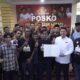 CALON Walikota Medan nomor urut 2, Prof Ridha (dua kanan) Dharmajaya, berfoto bersama usai acara deklarasi Pemuda Metar Berani (PMB) yang berlangsung di Rengas Pulau, Minggu (27/10/2024). Waspada/ist