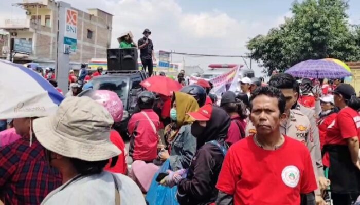 Tangkap Aktor Intelektual Penyerangan Selambo, Ratusan Warga Blokir Jalan Depan Mapolda Sumut
