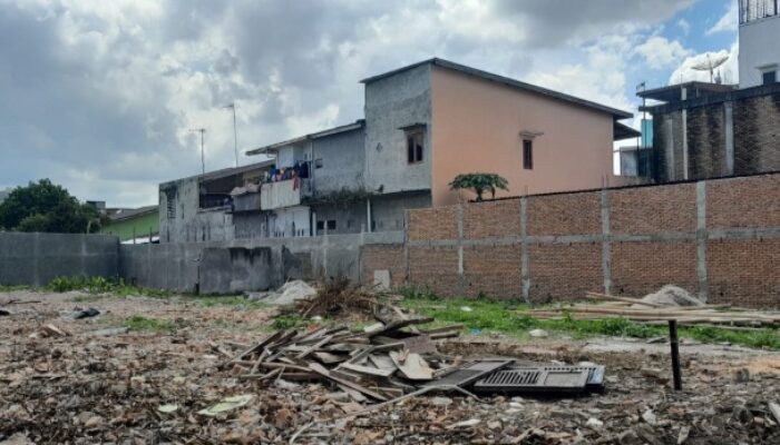 Warga Minta Sat Pol PP Kota Medan Rubuhkan Bangunan Tanpa PBG Di Jl. Karantina