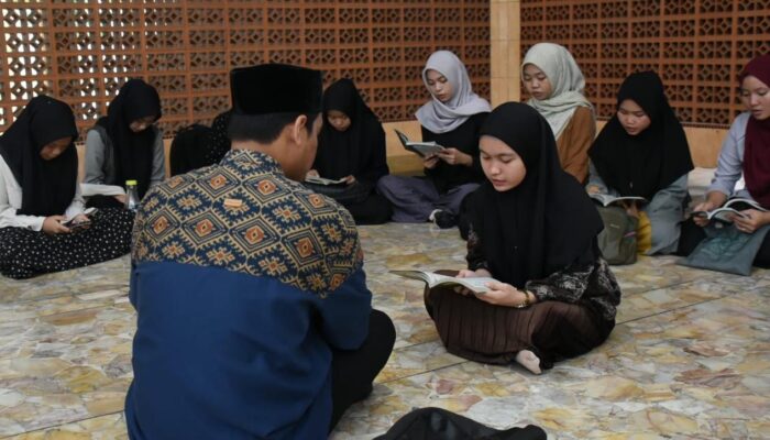 Dosen Unimed Dampingi Mahasiswa Membaca Dan Memahami  Al Qur’an