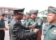Komandan Kodim 0104/Aceh Timur, Letkol Inf Tri Purwanto, S.I.P saat menyematkan tanda pangkat kepada personel yang mendapat kenaikan pangkat setingkat dalam apel di Makodim, Selasa (1/10). Waspada/dede