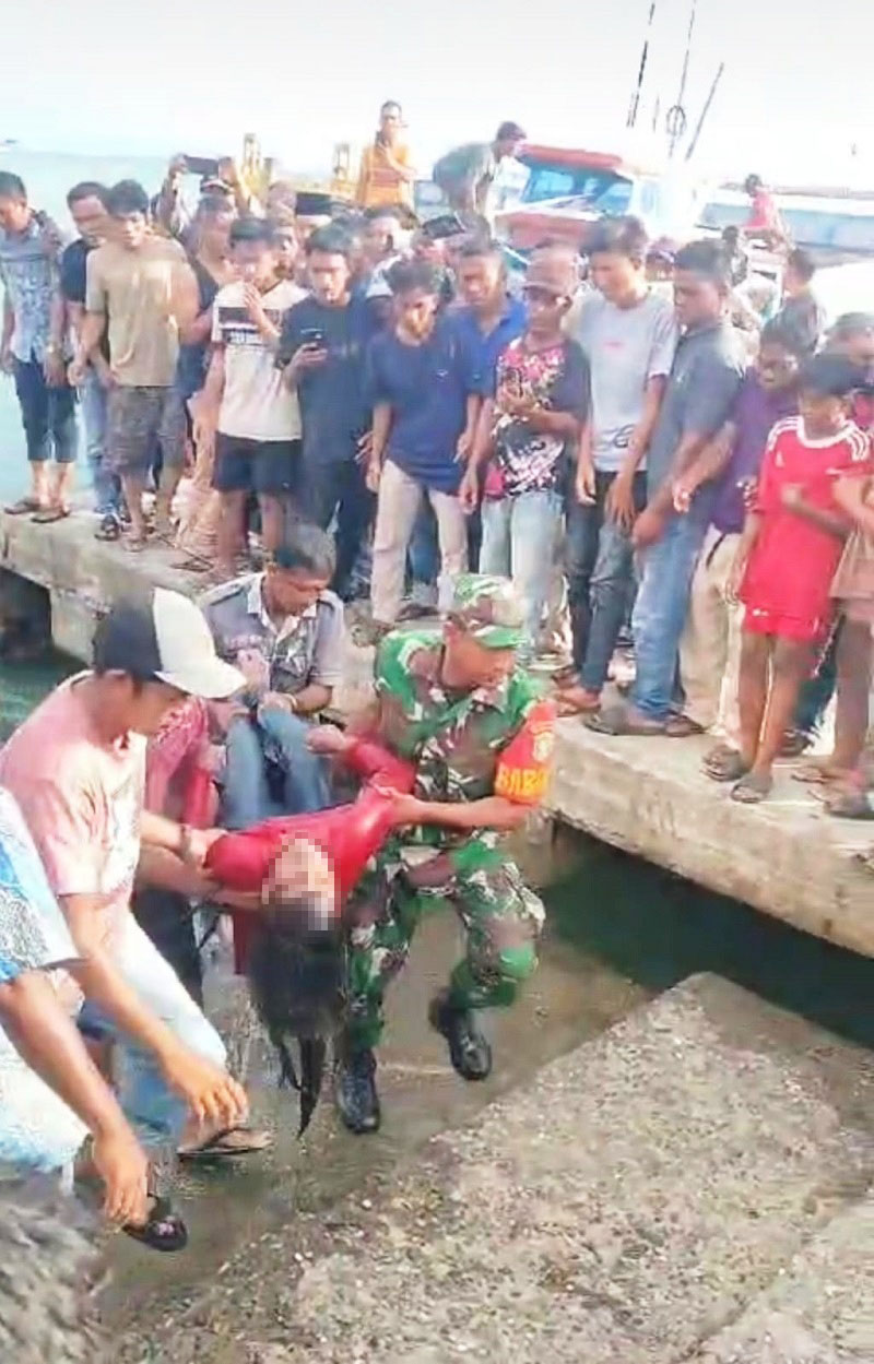 Ratusan warga memadati area pelabuhan penyeberangan, menyaksikan evakuasi mayat perempuan diduga etnis Rohingya, yang terapung di laut area pelabuhan penyeberangan Labuhan Haji-Sinabang, Kabupaten Aceh Selatan. Foto direkam Kamis sore (17/10) lalu.Waspada/Syafrizal.