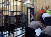 Polisi menggeledah tahanan di Sel Rutan Polres Aceh Timur di Polres Aceh Timur di Peudawa, Senin (21/10). Waspada/Muhammad Ishak